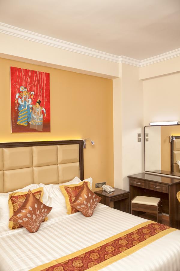 The Hotel Emperor-Inle Nyaung Shwe Buitenkant foto