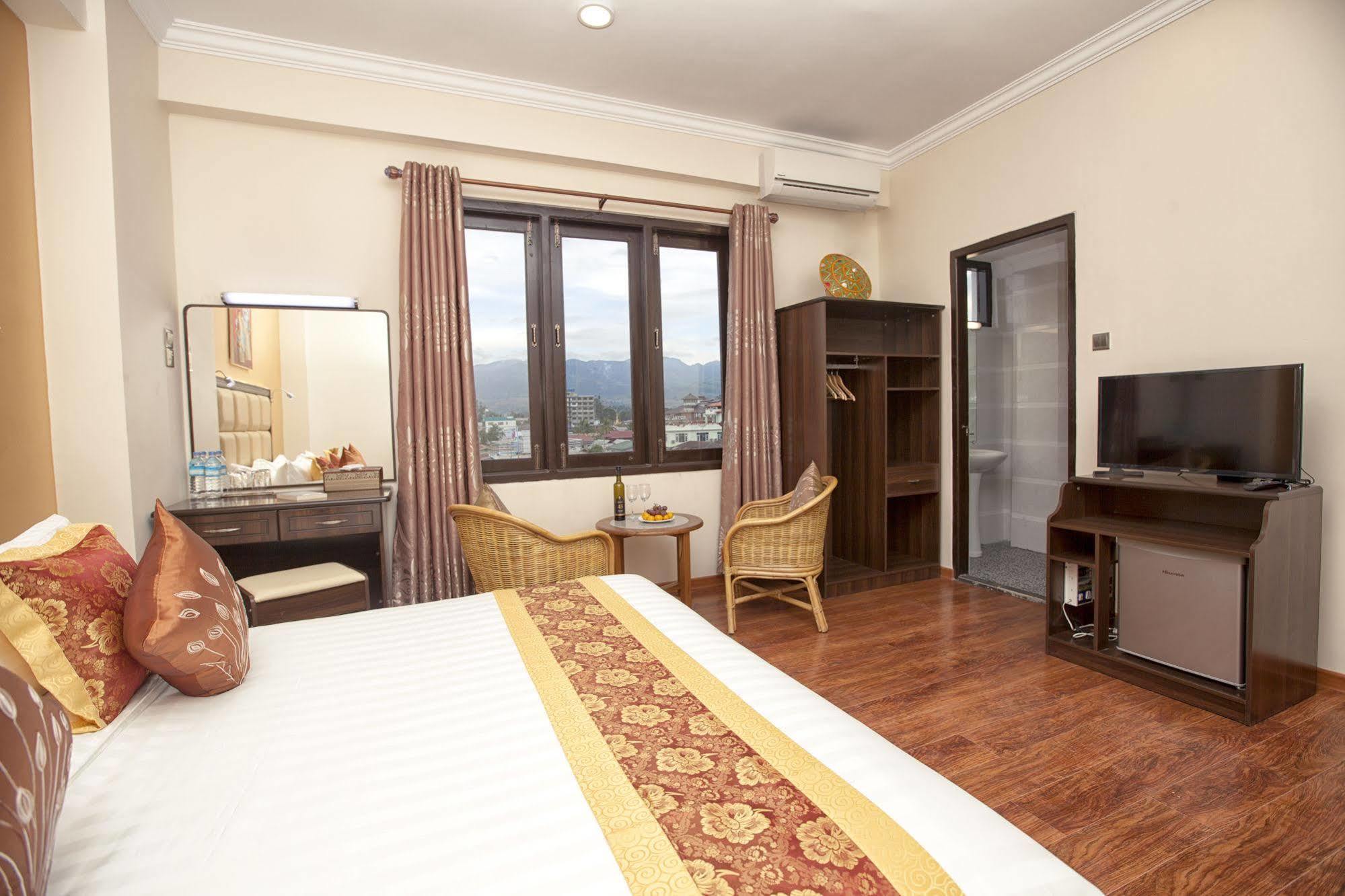 The Hotel Emperor-Inle Nyaung Shwe Buitenkant foto