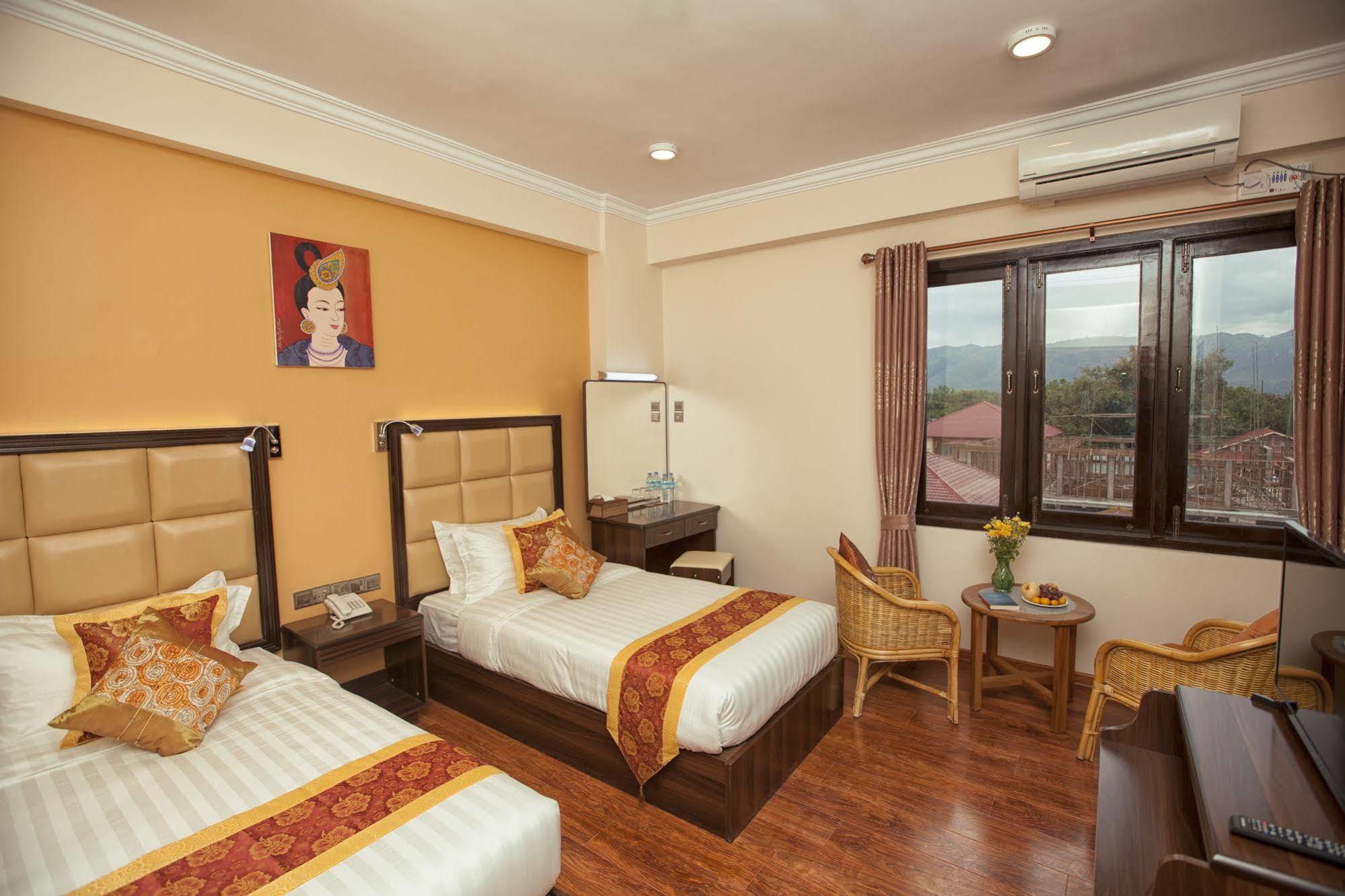 The Hotel Emperor-Inle Nyaung Shwe Buitenkant foto