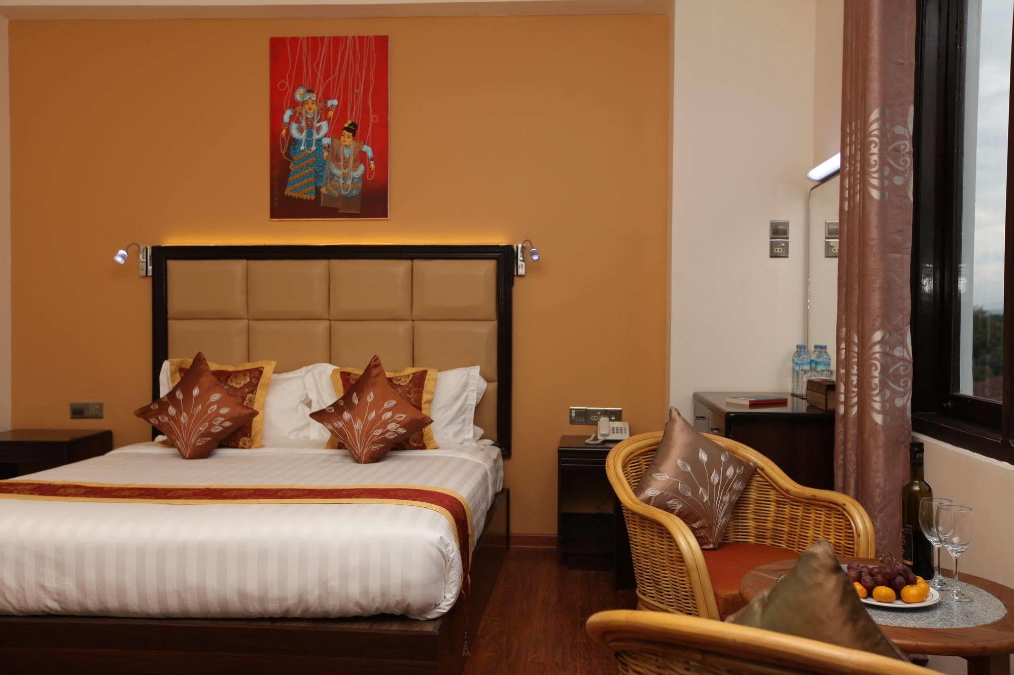 The Hotel Emperor-Inle Nyaung Shwe Buitenkant foto