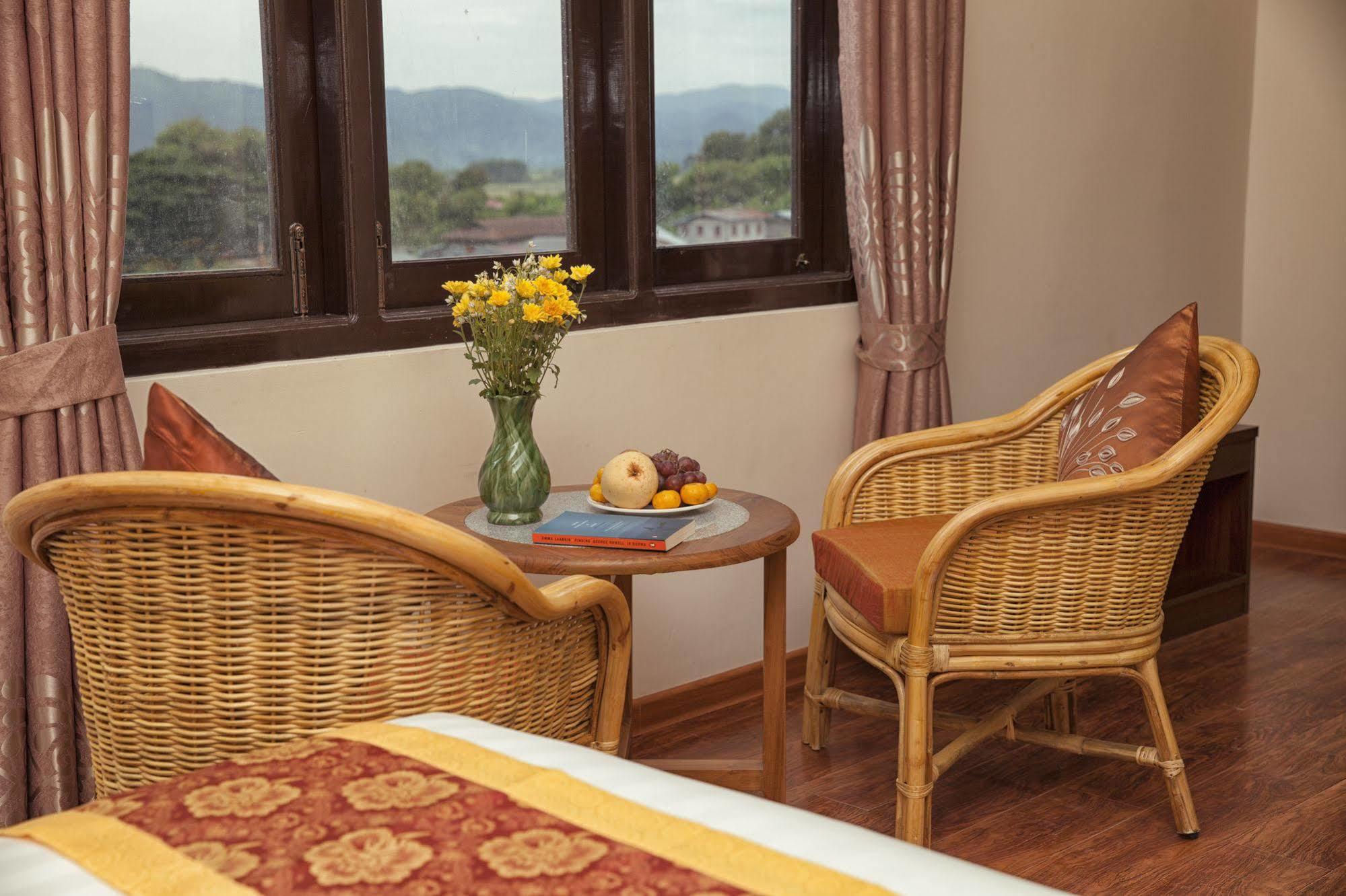The Hotel Emperor-Inle Nyaung Shwe Buitenkant foto